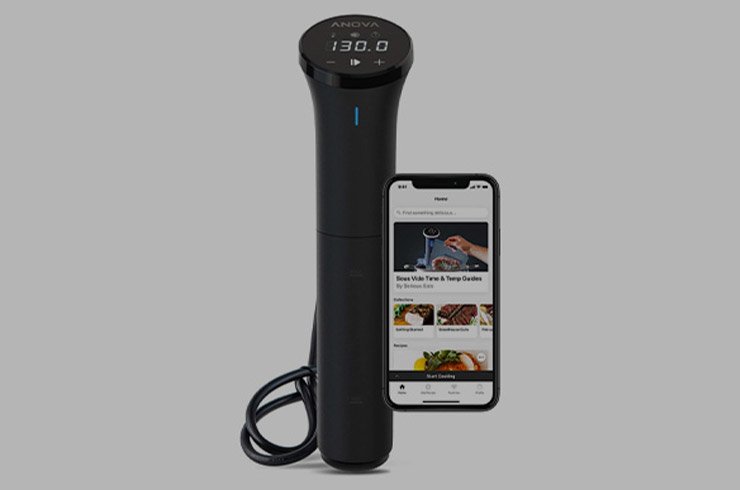 Equipamentos básicos para sous vide organizados em bancada de cozinha doméstica: circulador, recipientes, embalagens e utensílios de apoio.